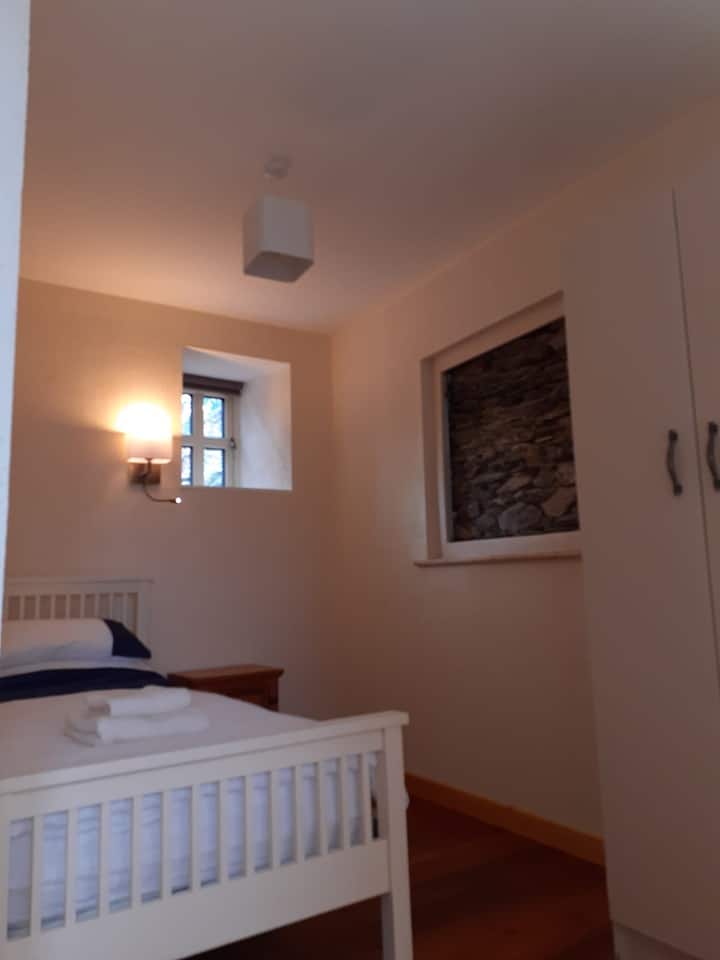 Dhoma e gjumit në katin e poshtëm nr.3, krevat tek