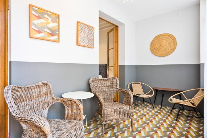 Apt. w/ PATIO, 4 Bedrs, 2 Bathrs & AC (8 adults) gallery image 5