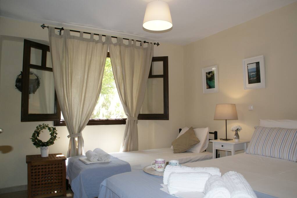 Cosy bedroom (3 pers.). Very cool during the hot summer.