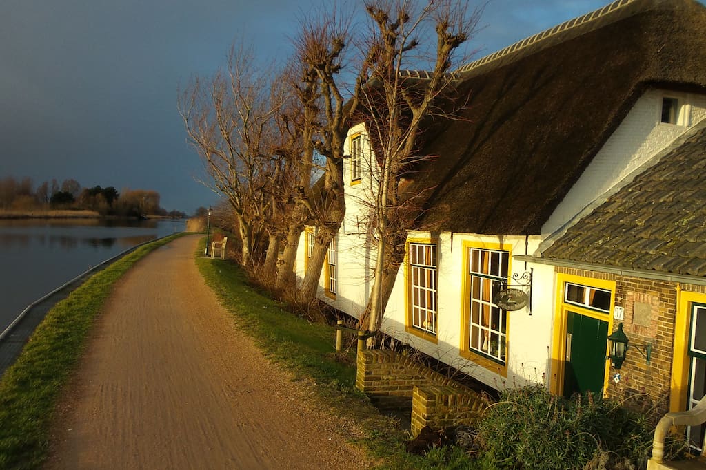 Keuken en ontbijtruimte vanaf buitenzijde