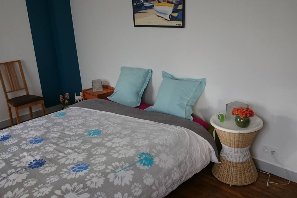 Chambre bleue avec couchage de 160/200cm