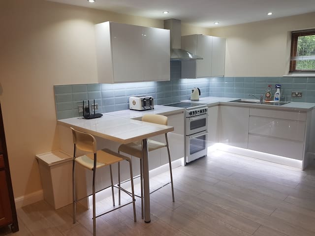 Coach House Apartment - Tranquil Nether Edge