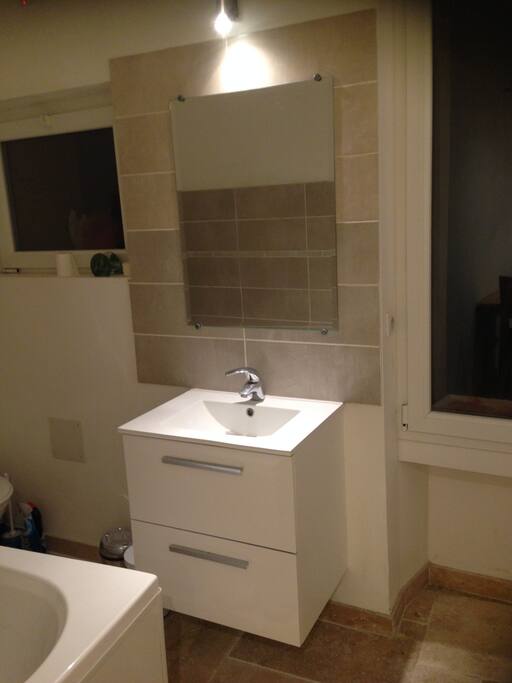 Coin lavabo,baignoire et wc .