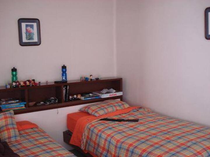 Bedroom with twin beds.
***
Recamara con camas gemelas