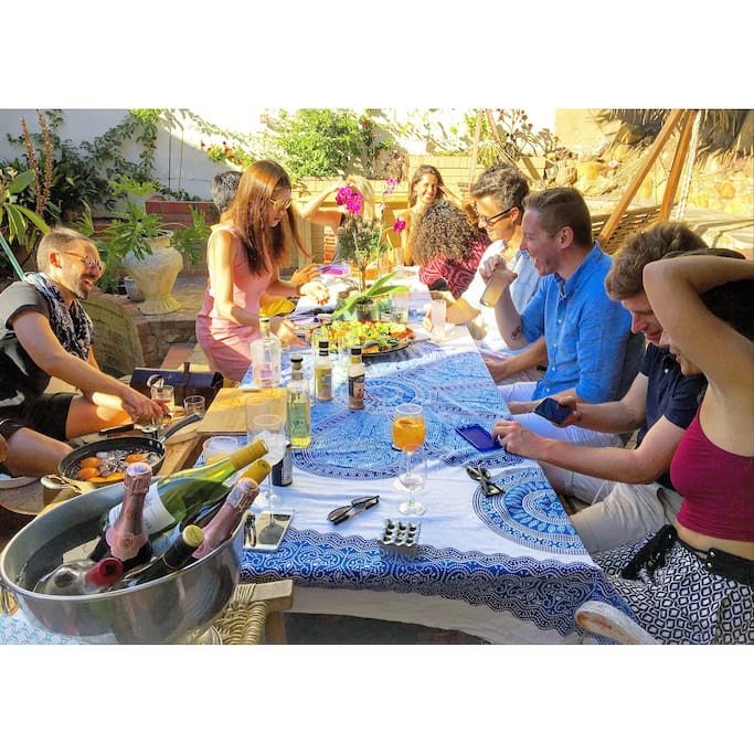 In summer we regularly eat , drink and hang out with friends outside