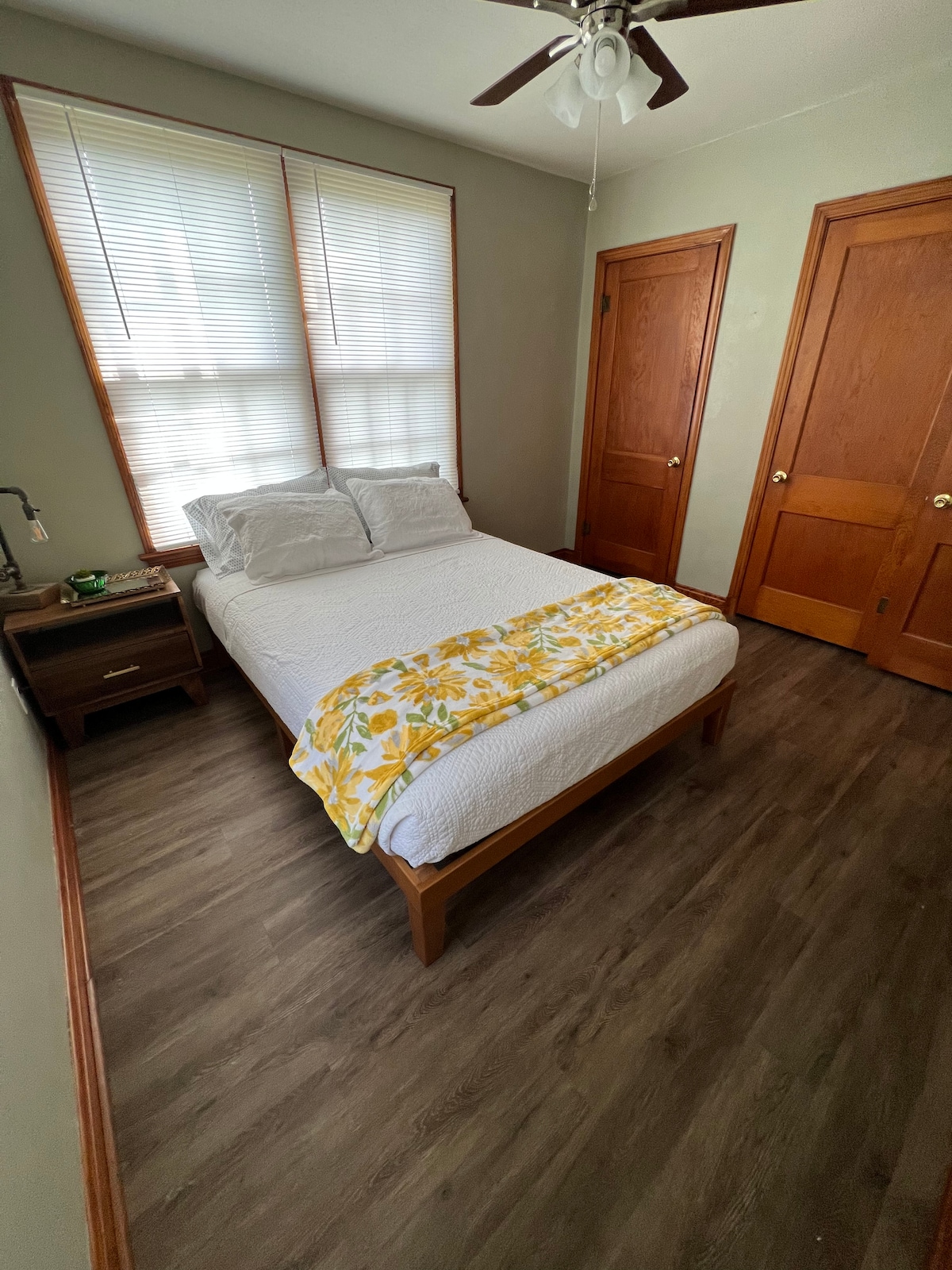 Las camas tamaño queen esperan tu estadía