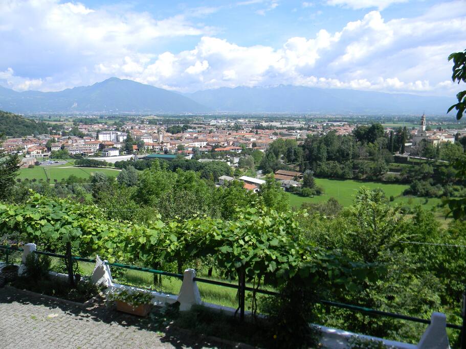 Dal balcone di casa si gode di questo panorama sulla pianura.