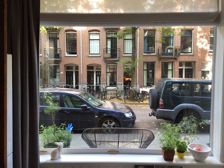 Big window which you give a great vieuw on the street and neighbourhood