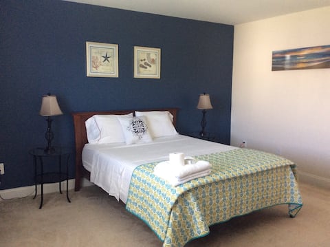 Top floor large renovated apartment with parking