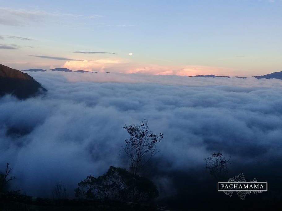 Amanecer con la luna llena de fondo.