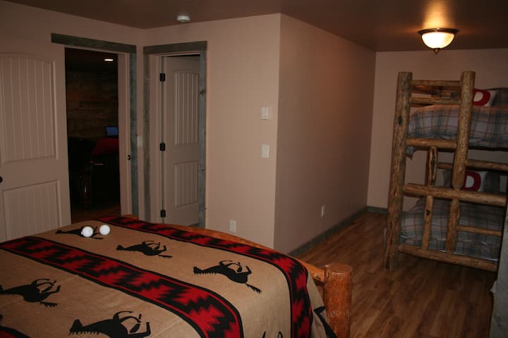 חדר שינה למטה עם מיטות קווין ומיטות   קומתיים/חדר רחצה ראשי.