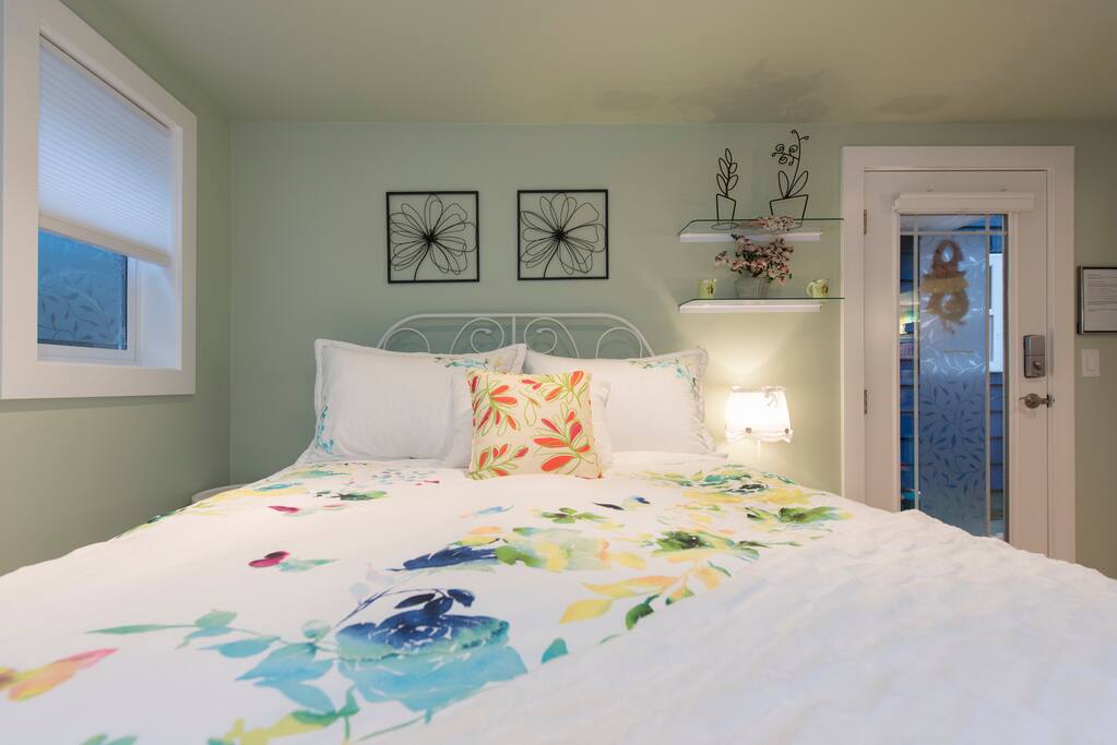 Super comfortable queen bed. You may never want to get up!
