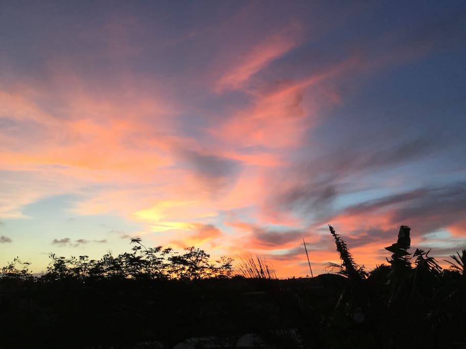 Los más bellos atardeceres se pueden apreciar desde la terraza.
Beautiful sunsets from our terrace.