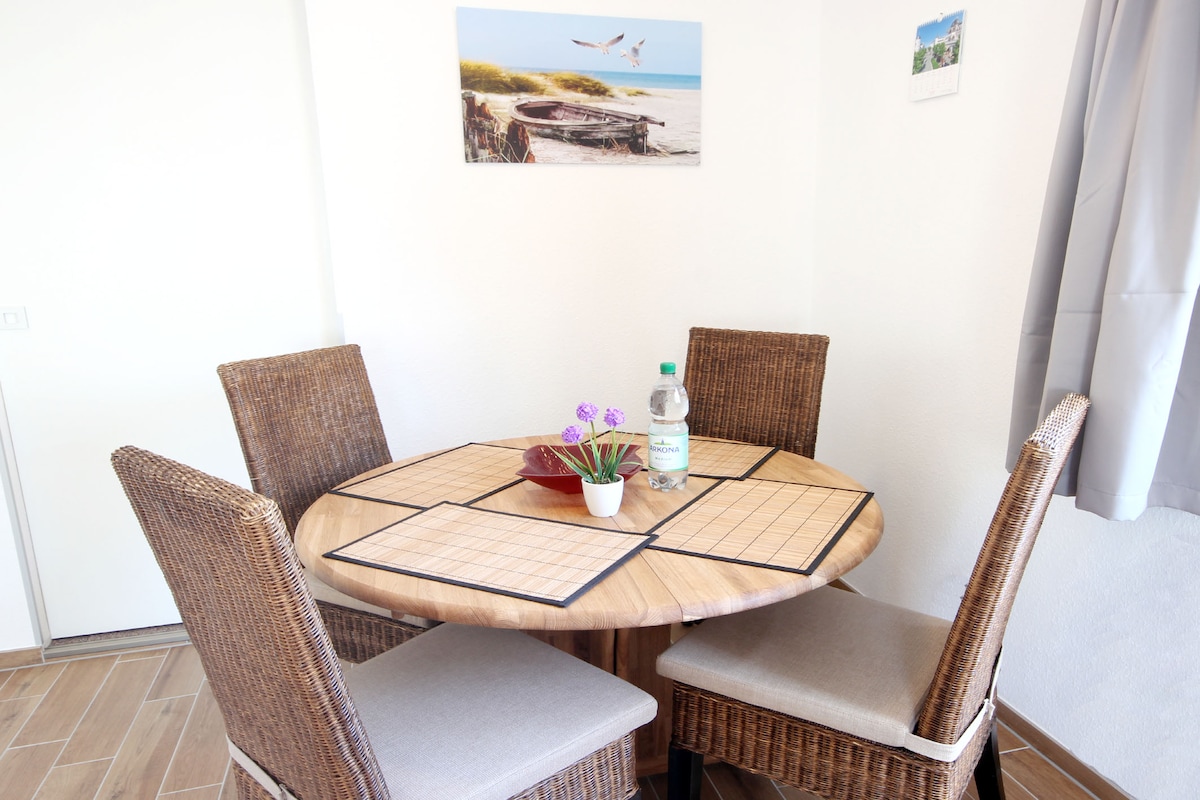 Erfolgreiche Airbnb-Immobilie: "Old carpentry shop"!!!! Apartment near the beach in Sellin