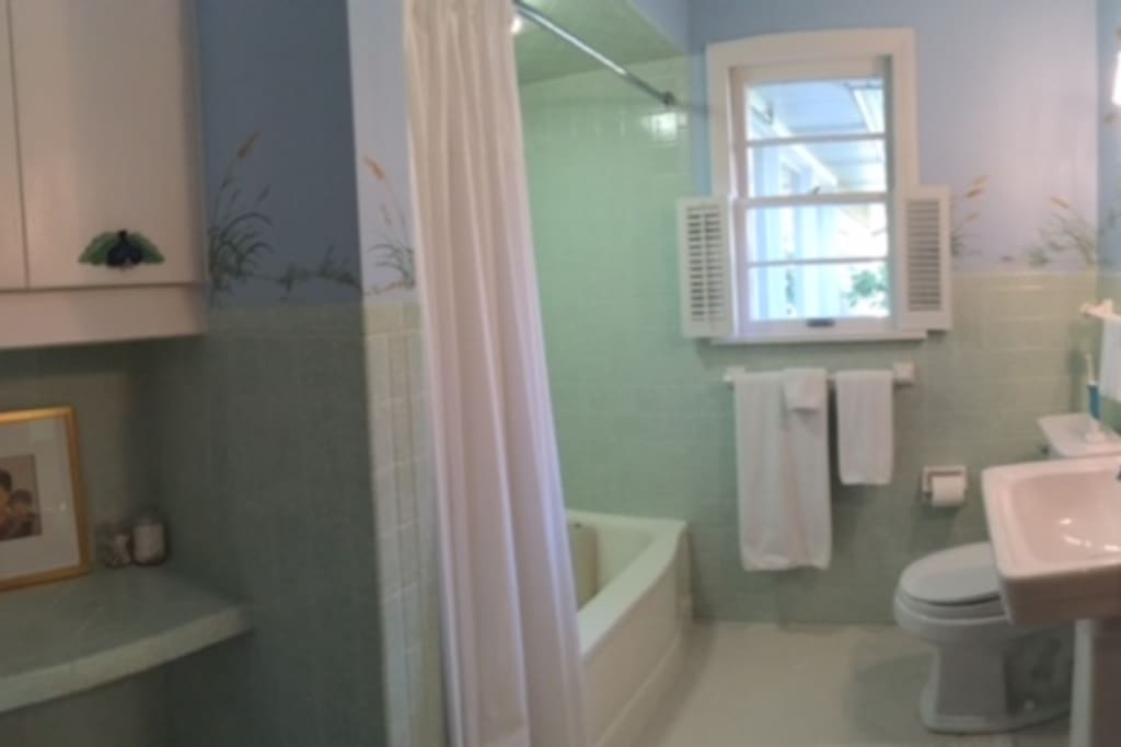 shared bath for queen bed room