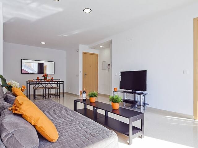 ch2x3a Large GroupFlat Las Ramblas-Fira Barcelona gallery image 4