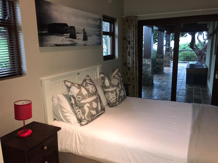 חדר שינה 2: מיטה זוגית, דלת הזזה נפתחת למרפסת עם נוף לים, מקלחת צמודה, כיור ושירותים 