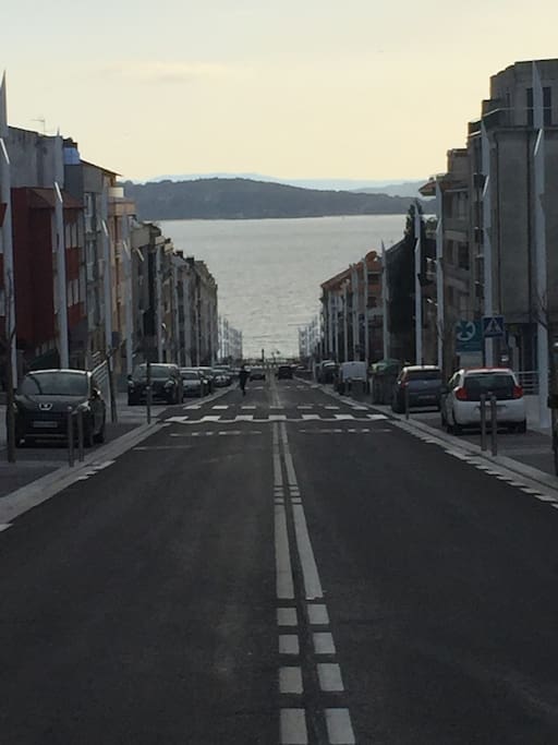 Foto desde el portal del edificio.
Calle Luis Rocafort 38 y playa de SILGAR al fondo.
(Playa principal de Sanxenxo)