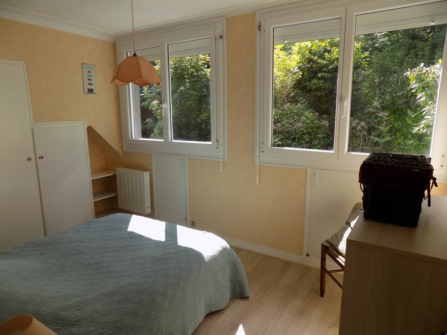 Chambre 1 donnant sur la terrasse arrière