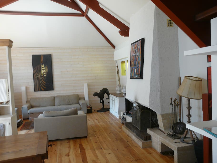 Une pièce à vivre de 50 m² vous permettra des retrouvailles familiales et amicales.