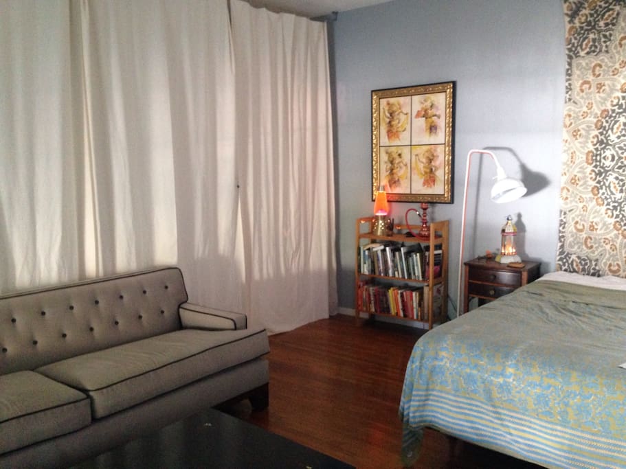 Rest on the sofa and enjoy some Netlix, or cozy up with a book and some tea! Privacy curtains assure total privacy and create a corridor for me to quietly enter and exit the apartment.