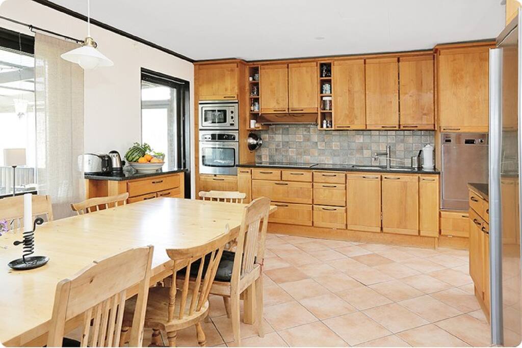 Eat in kitchen with all modern appliances