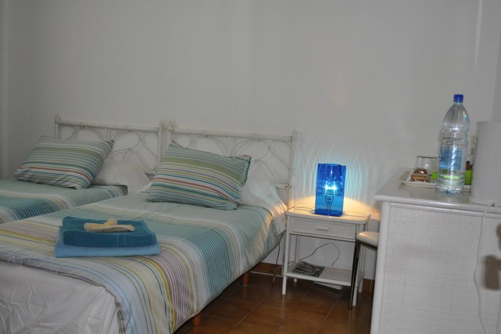 Chambre spacieuse avec deux lits