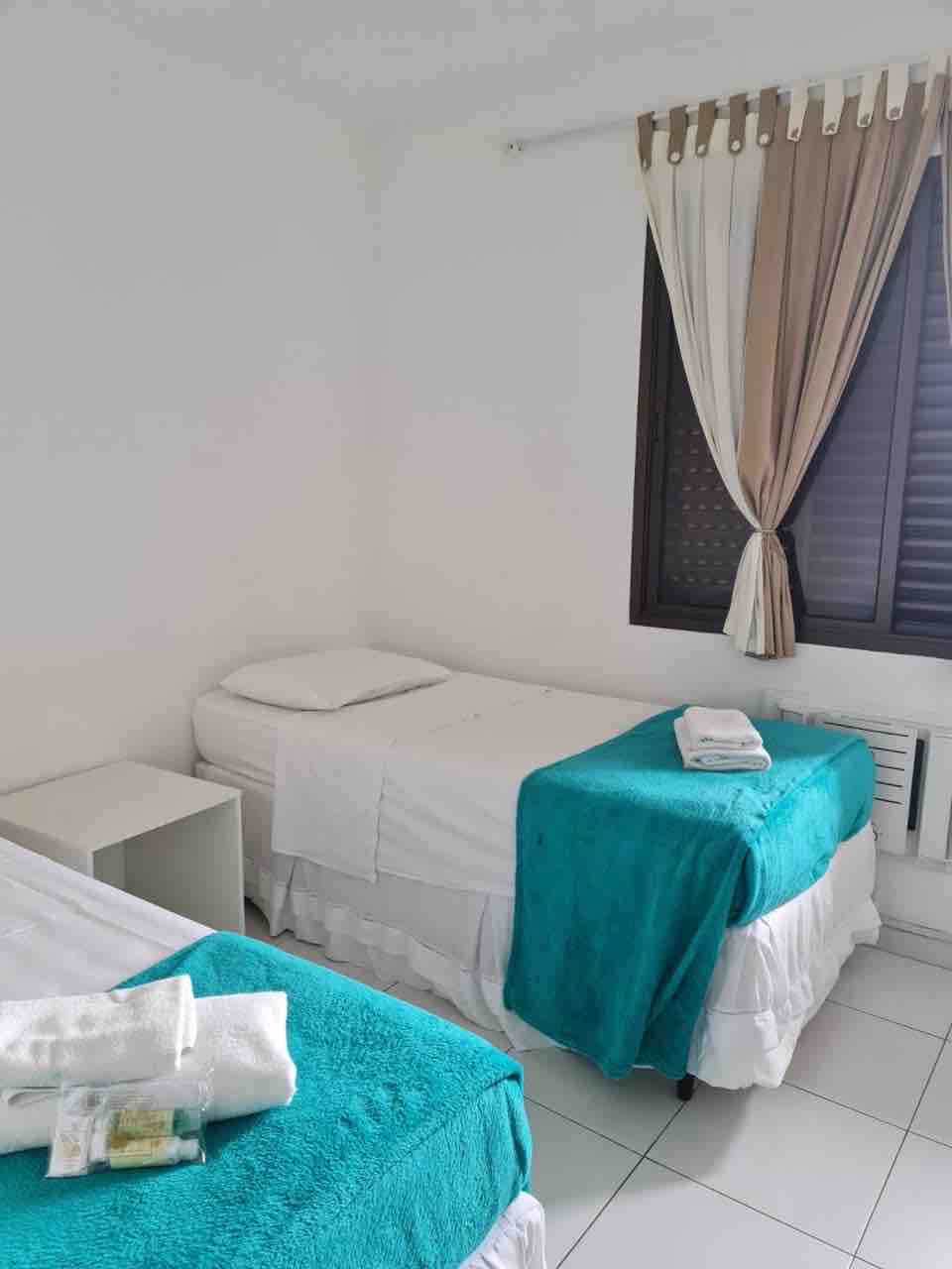 Втора спална соба со два кревета во кутија и дополнителни душеци во креветите во кутијата.