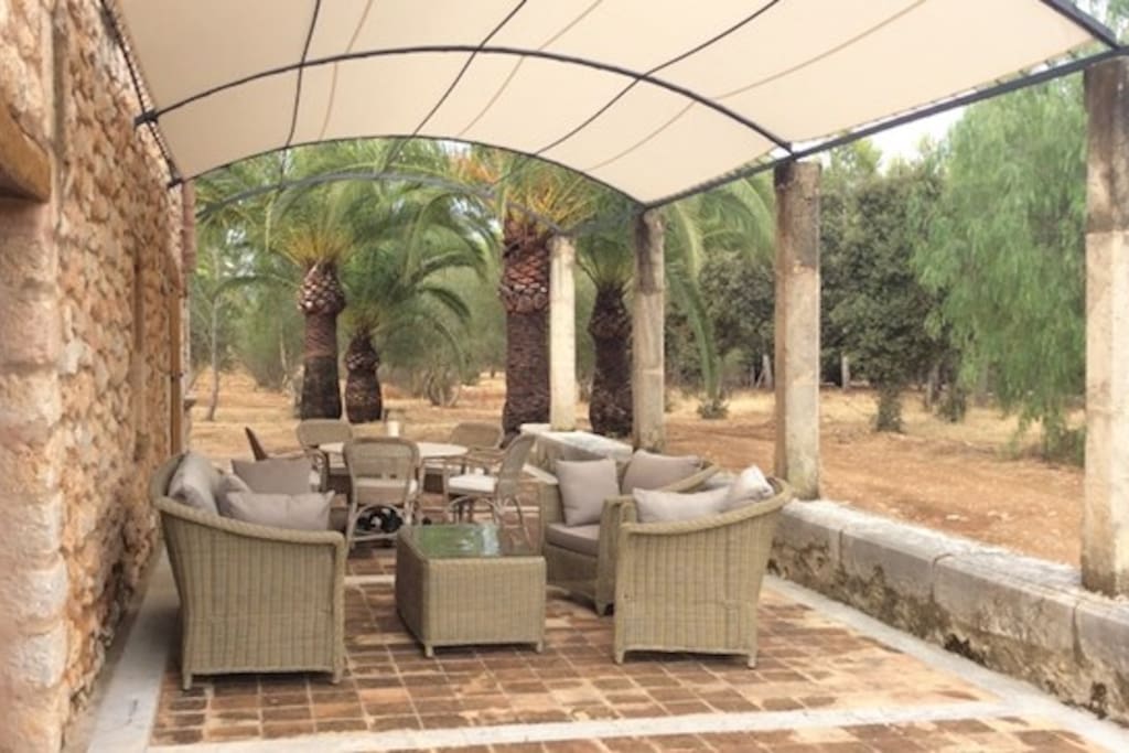 Überdachte Terrasse vor der Finca mit gemütlicher Lounge