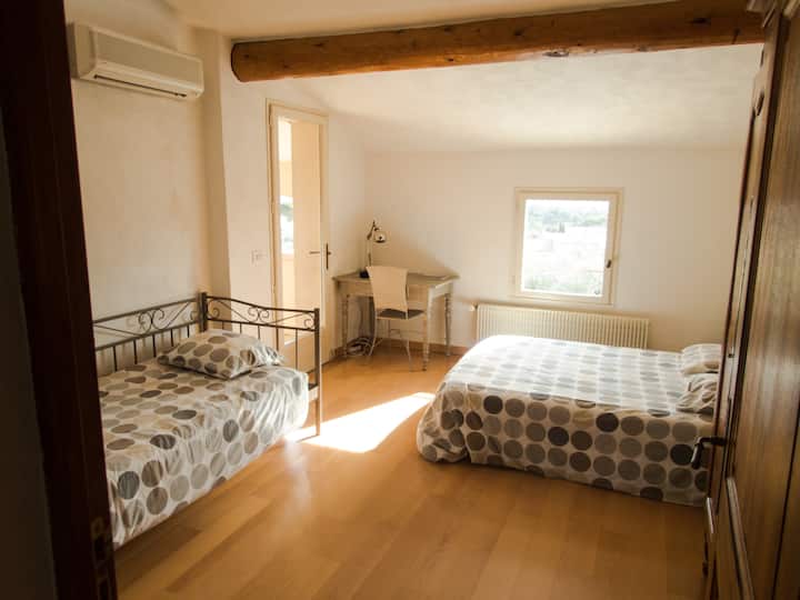 Habitación 3 con una cama de 140 cm y una cama de 90 cm.
Armario y escritorio.
Ventana y puerta ventana que da a una terraza.