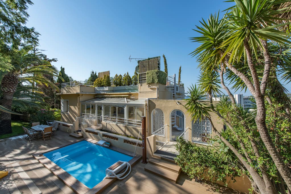 Vue de la façade coté piscine