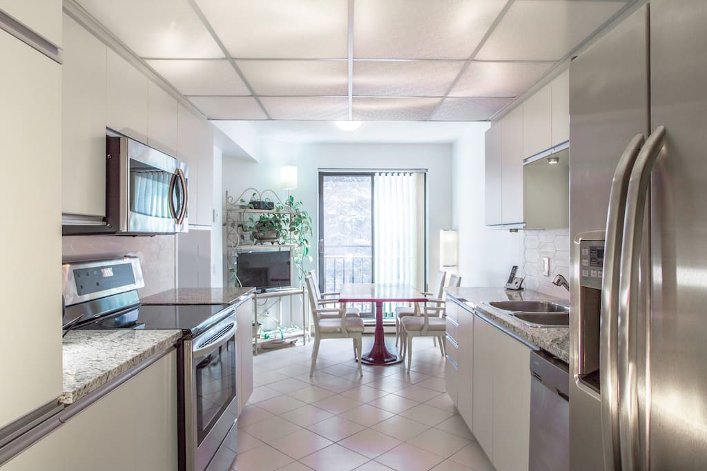 Fully equipped kitchen with dinette area