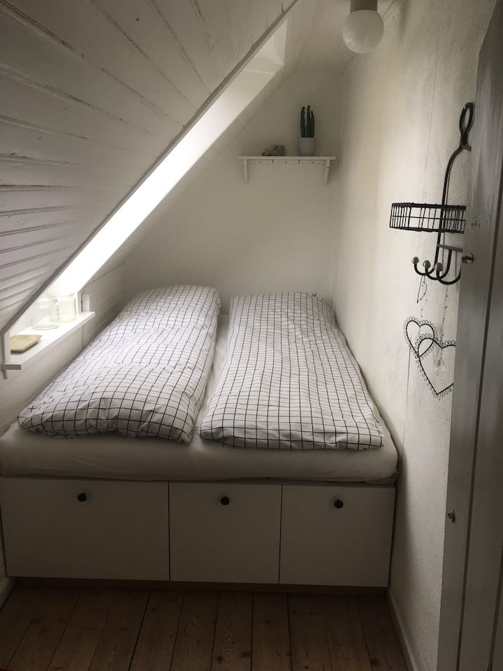 房间4.小型双人床140厘米。 