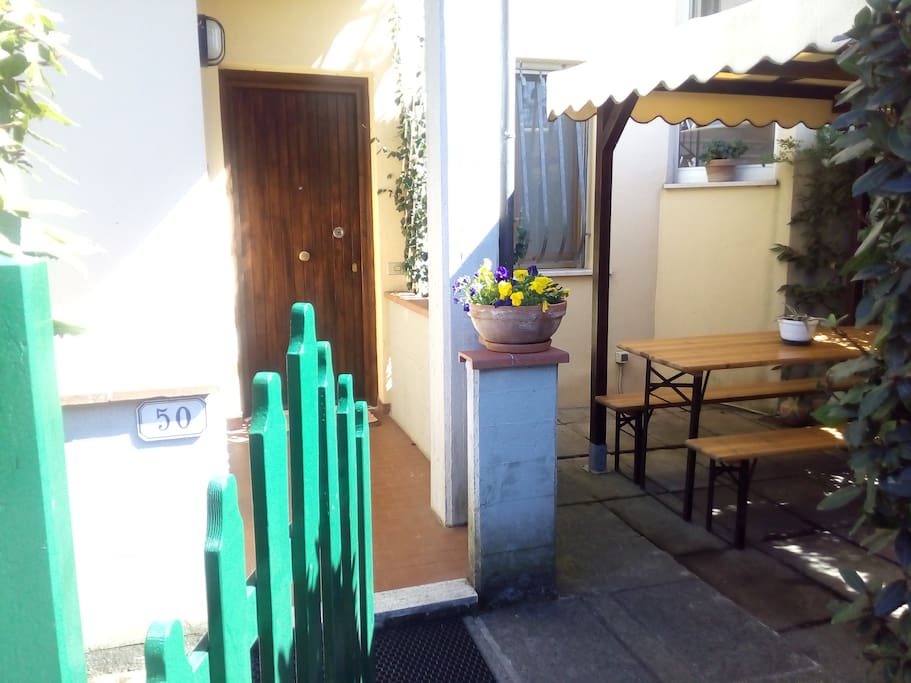 Ingresso indipendente di fronte a due posti auto privati