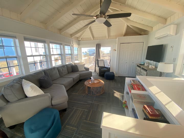 Tarpon Point Beach House na poschodí rodinná izba. Pohodlné posedenie na sledovanie filmov a hry. 