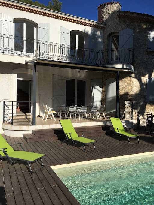 La façade sud de la villa toujours sous le soleil et sa grande terrasse