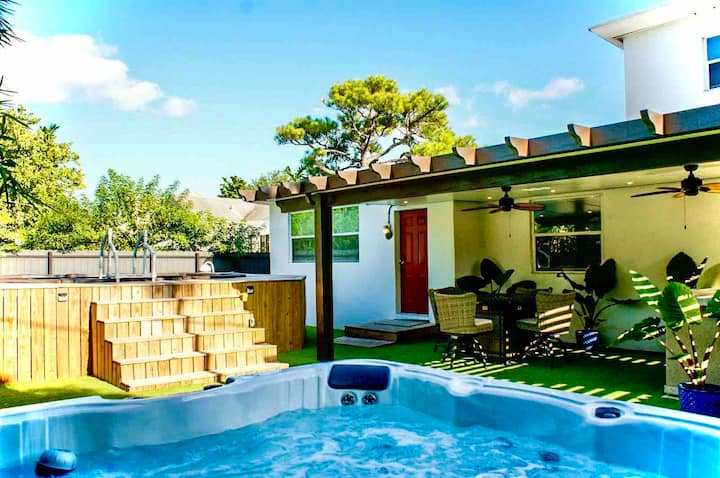 Villa With Private Haven: Pool, Hot Tub & Patio! - Miami, FL