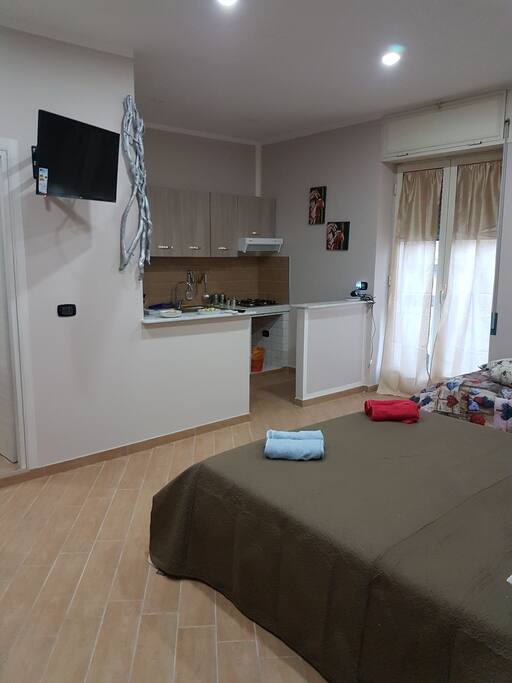 cucina living con tutti gli elettrodomestici forno a 4 fiamme e frigo