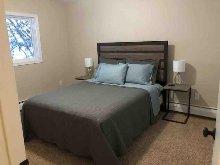 Долна спална соба бр. 1.  Поглед кон езеро.  Паметен телевизор.  Брачен кревет (широк 180-220 см).