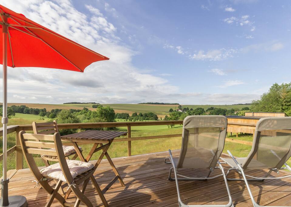 Terrasse sur pilotis en sortant du salom
