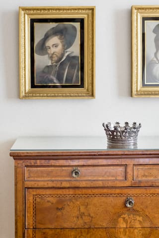 Museum Suite – Luxurious unit with a City View – gallery image 2