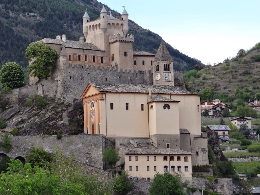 Il Castello di Saint-Pierre a circa 1 km dalla casa