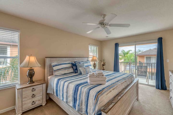 Chambre principale avec salle de bain attenante au 2e étage avec lit King Size, télévision à écran plat, ventilateur au plafond, balcon privé, salle de bain attenante avec baignoire de jardin, pomme de douche amovible et sèche-cheveux intégré.