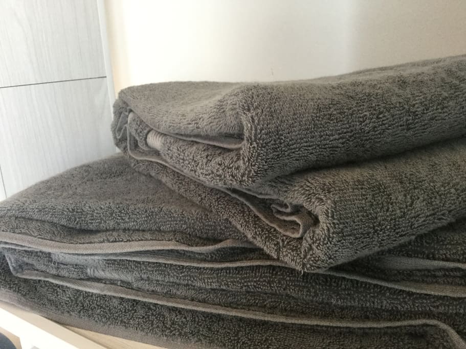 Relájate y prepárate para descansar con un excelente baño. (Recuerda traer tu neceser con tus productos favoritos, si olvidas algo no dudes en decirnos...seguro te podemos ayudar).