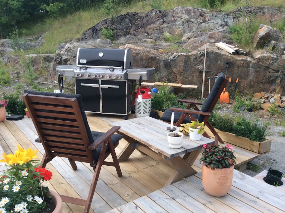 Grillplats på veranda. Weber-grill.