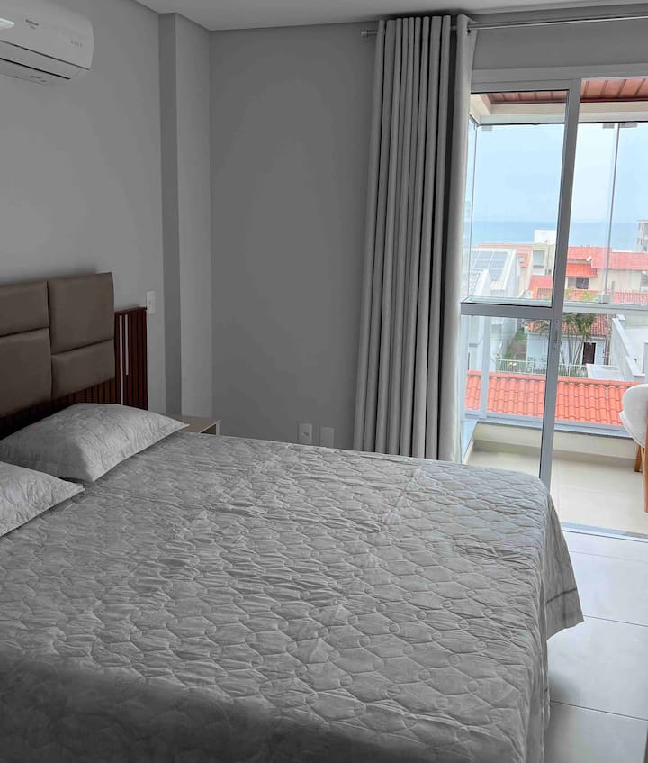 غرفة نوم 2 بسرير متوسط الحجم وتكييف هواء. يطل على البحر.