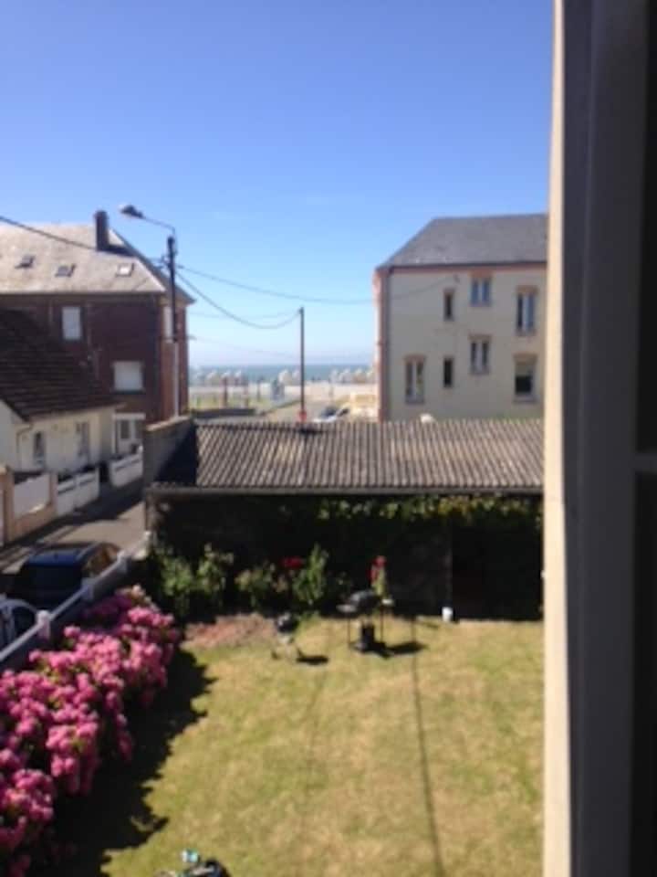 ⸻

Large family home 30 m from the beach
