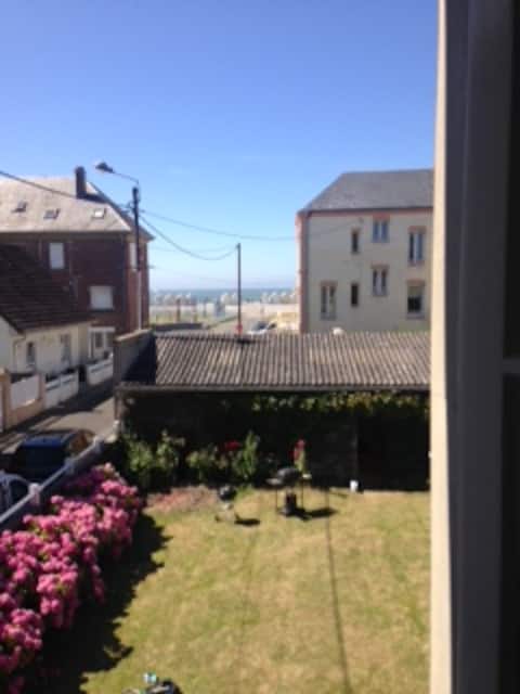 ⸻
Large family home 30 m from the beach