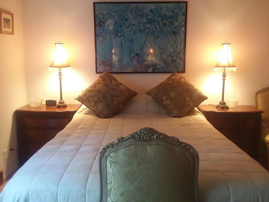 1 queen size bed, thinner comforter in TENCEN LYOCELL cover for not cold weather, all 100%-cotton bedding sheets. 大床, 薄被、套天丝棉被套, 全纯棉床单。