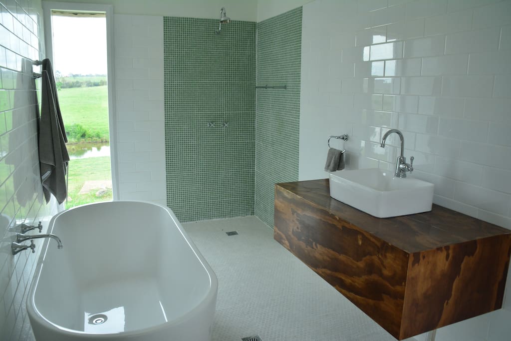 Relax in the bath overlooking the Wollondilly River